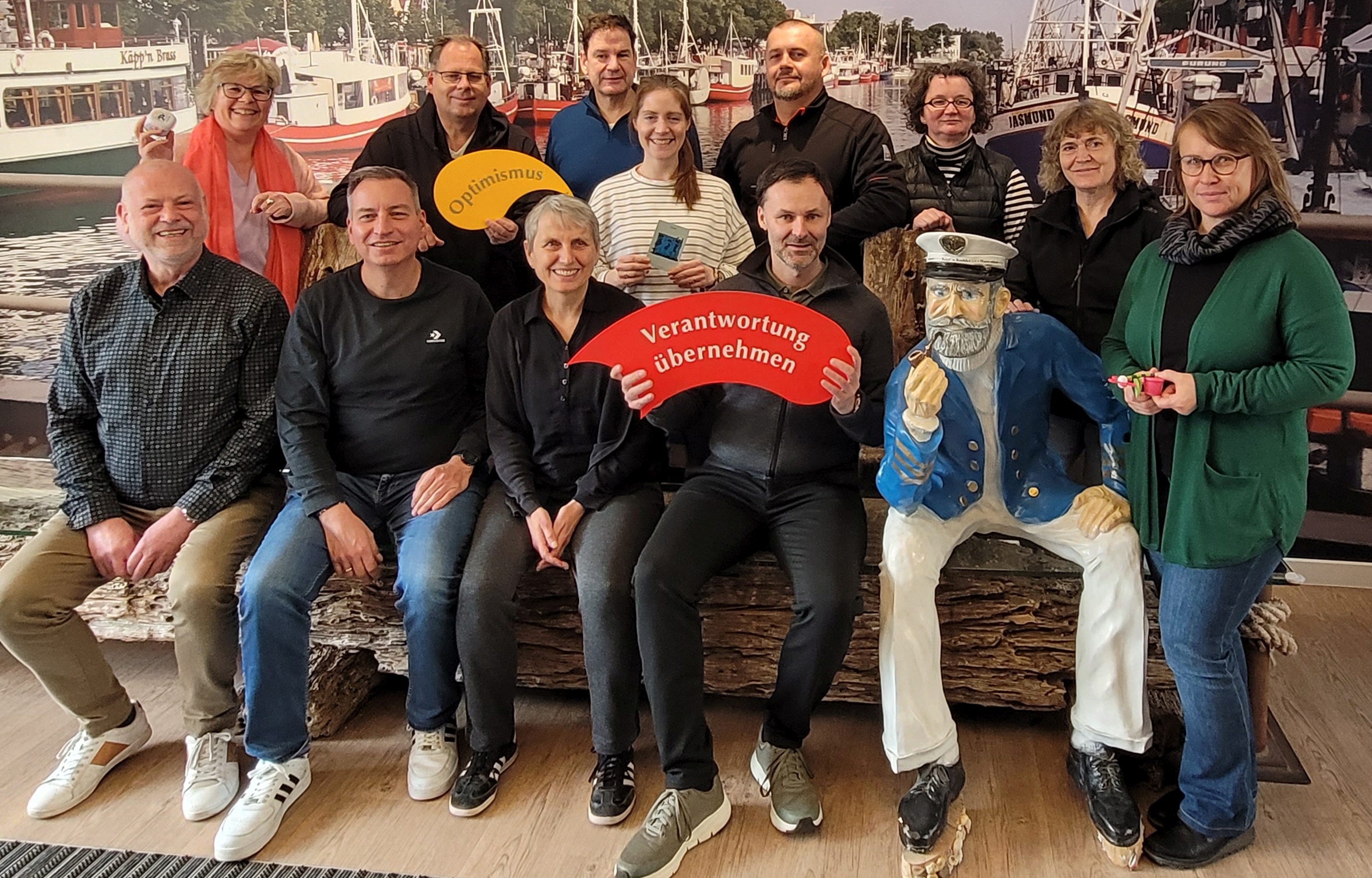 Seminargruppe vor Hafenbild mit Seemann-Skulptur